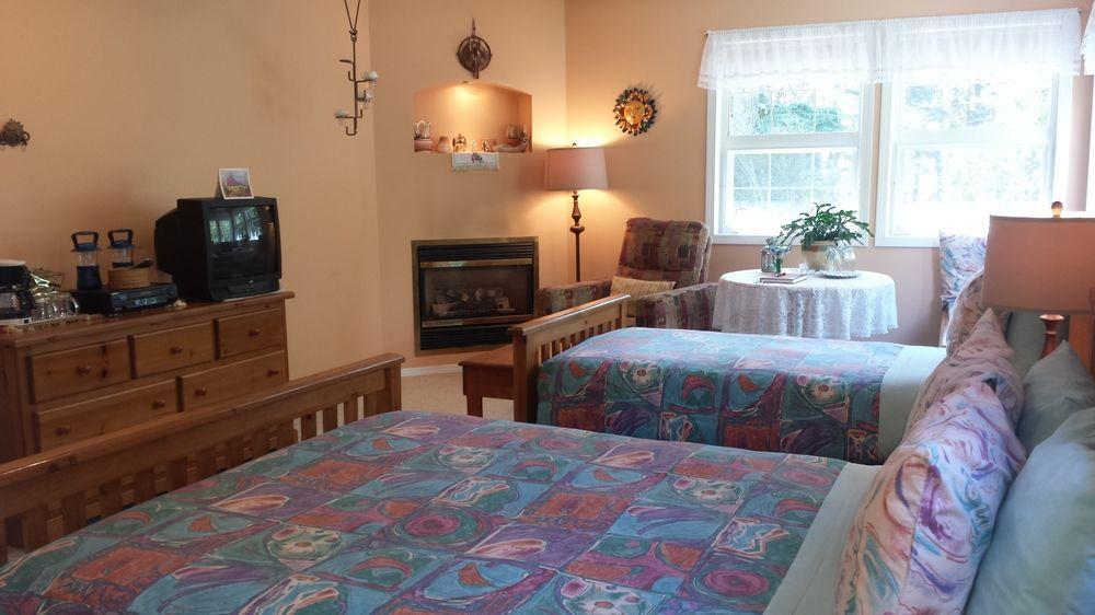 Seafarers Bed & Breakfast Тофино Экстерьер фото