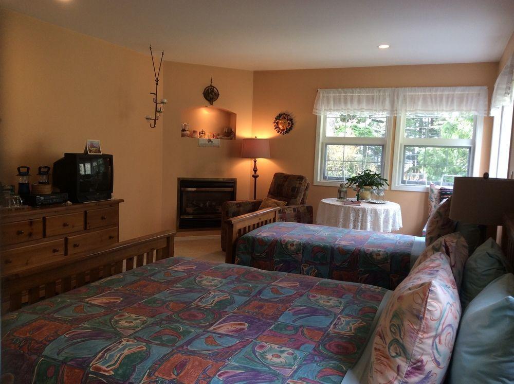 Seafarers Bed & Breakfast Тофино Экстерьер фото