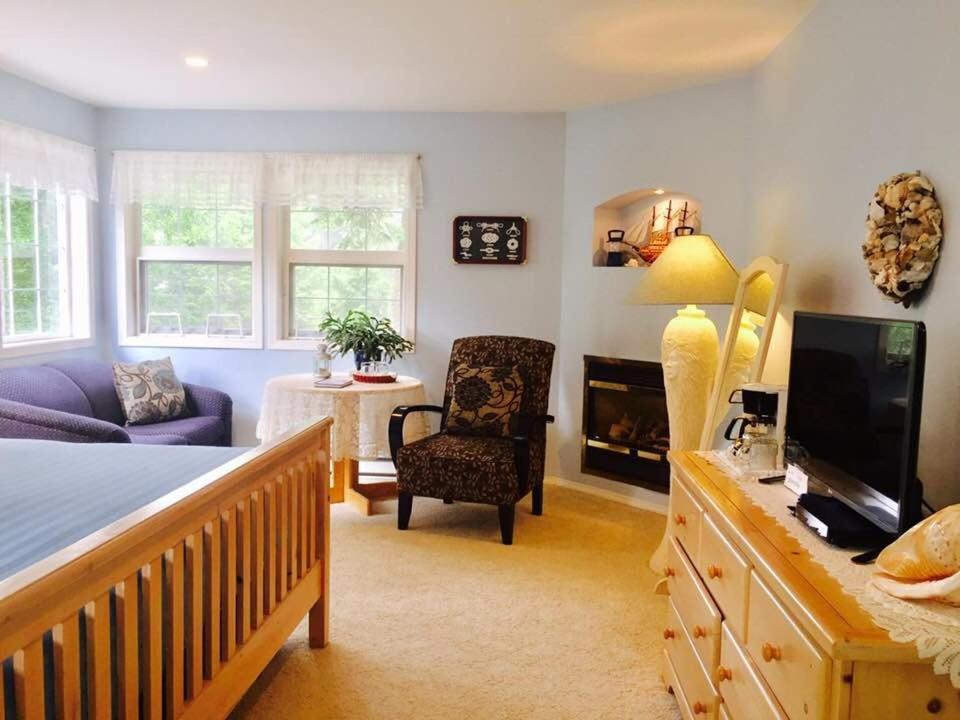 Seafarers Bed & Breakfast Тофино Экстерьер фото